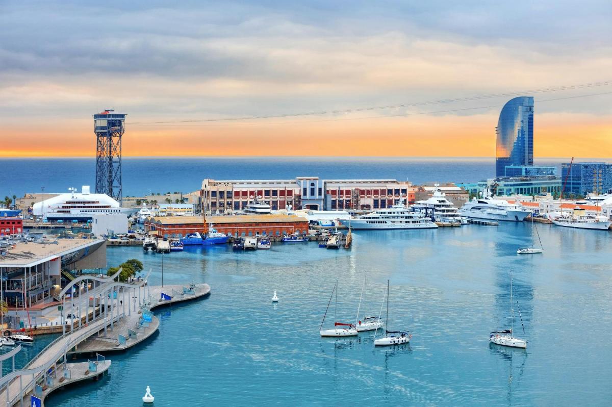 Un puerto con barcos en el agua y edificios.