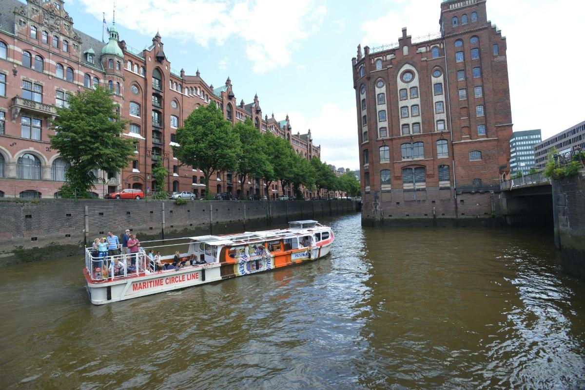 una barca che naviga lungo un fiume di fronte agli edifici