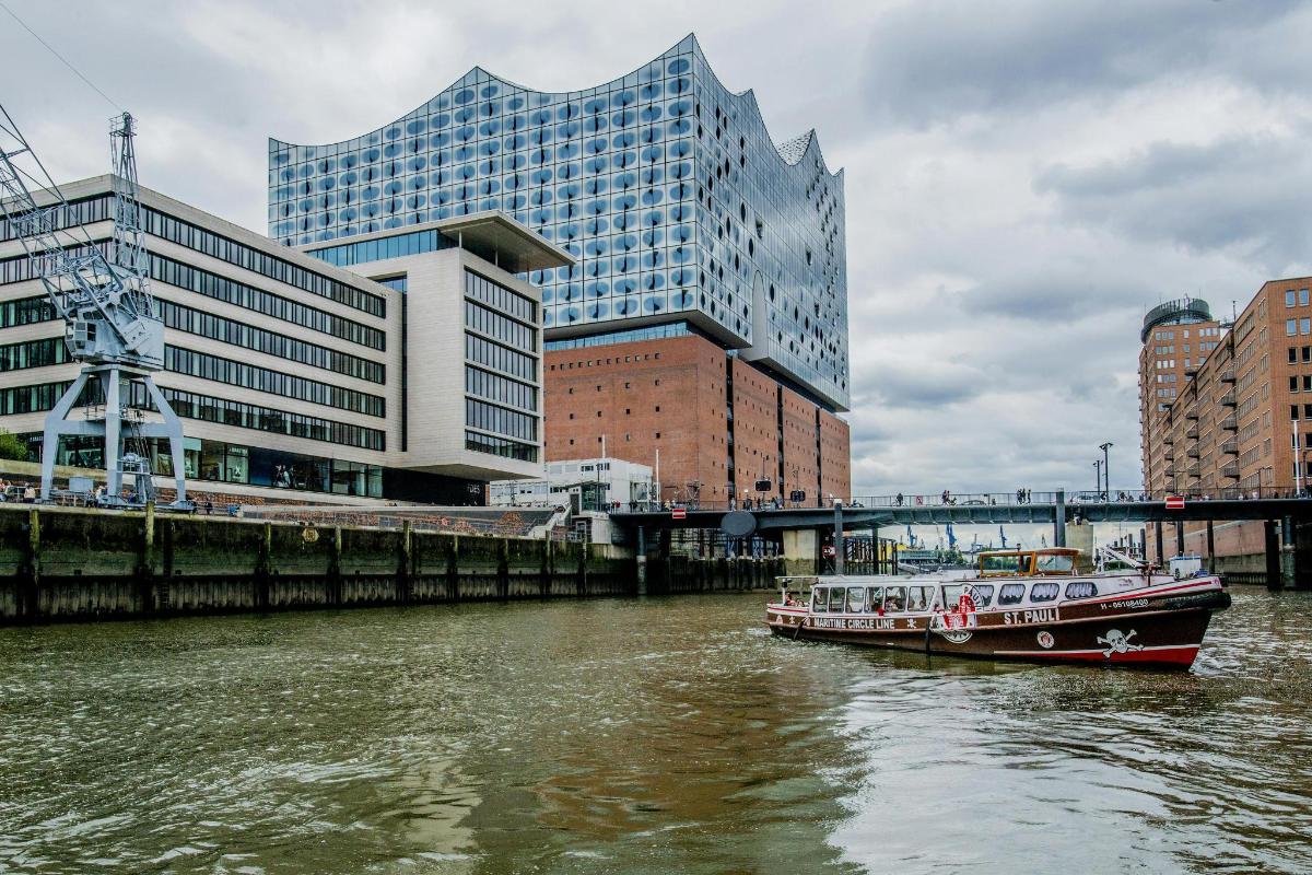 una barca che naviga lungo un fiume di fronte agli edifici