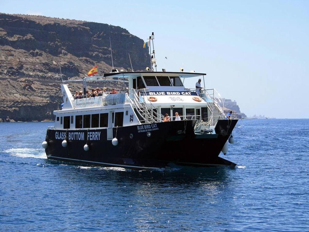 Un barco en el agua con gente en él.
