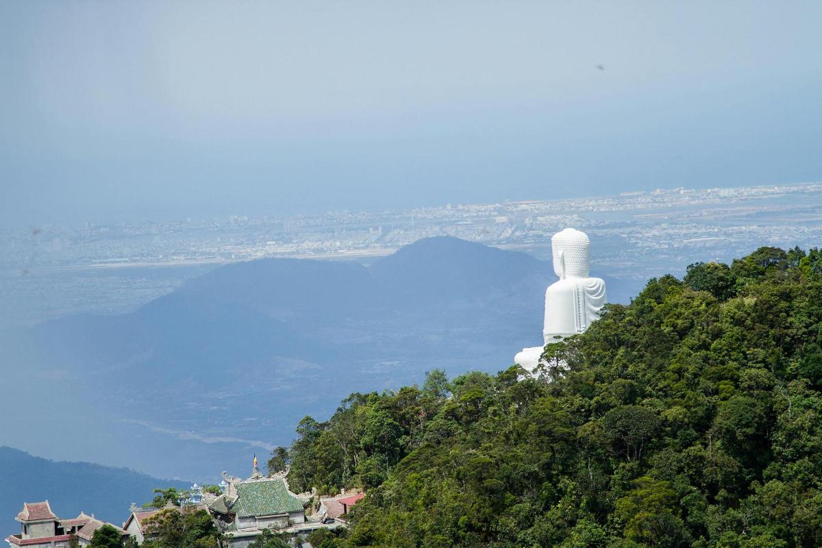 una statua bianca in cima a una collina con acqua