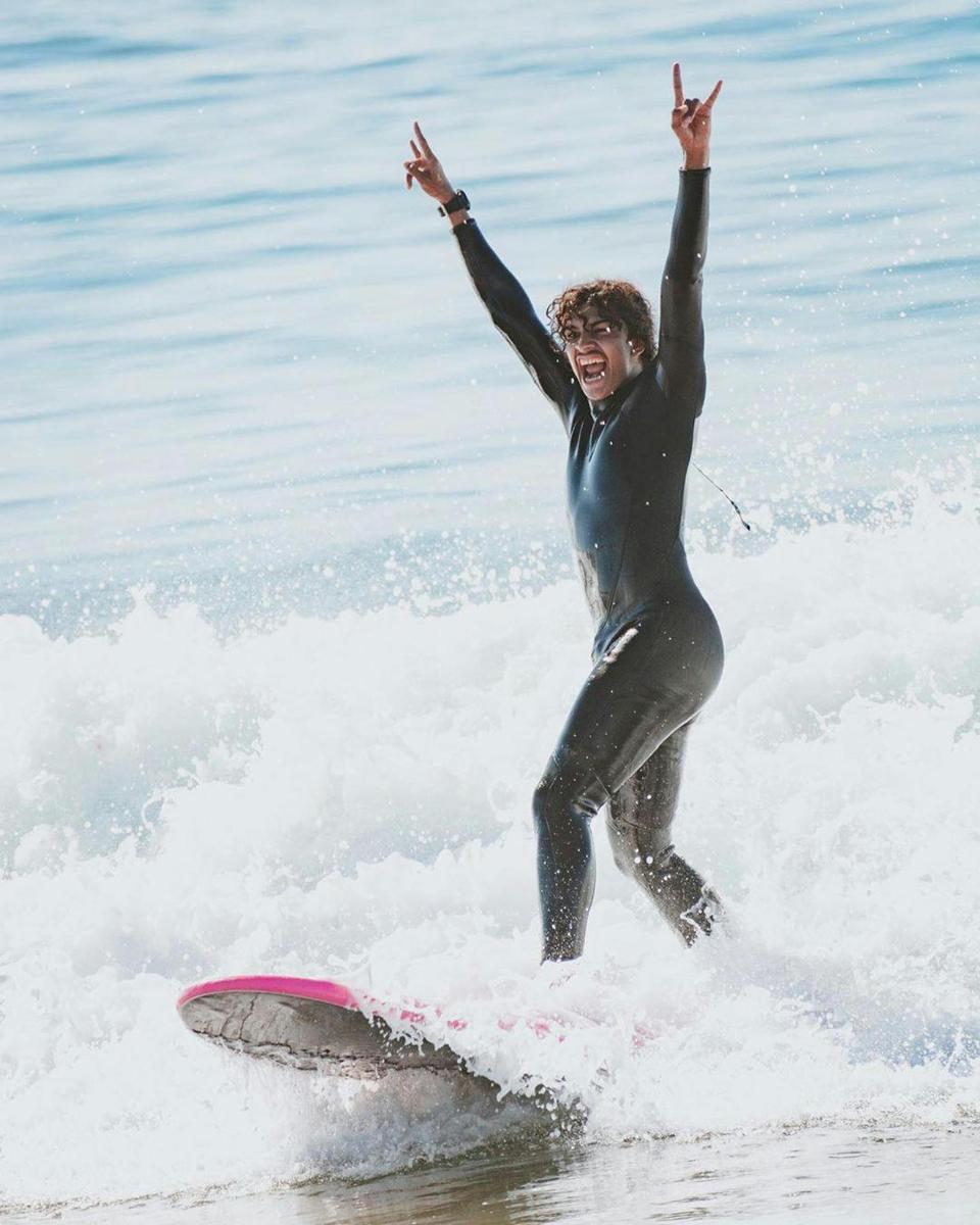 uma pessoa pegando uma onda em uma prancha de surfe no oceano
