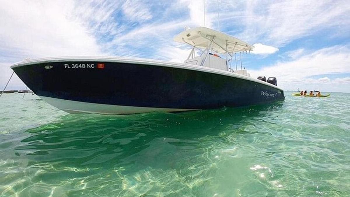 una barca seduta nell'acqua dell'oceano