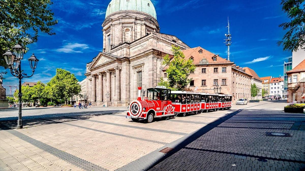 un tren rojo frente a un edificio