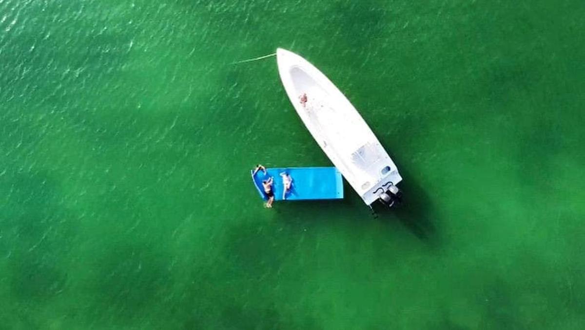 Un barco en el agua con dos personas en él.