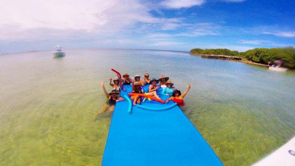 un grupo de personas en una balsa en el agua