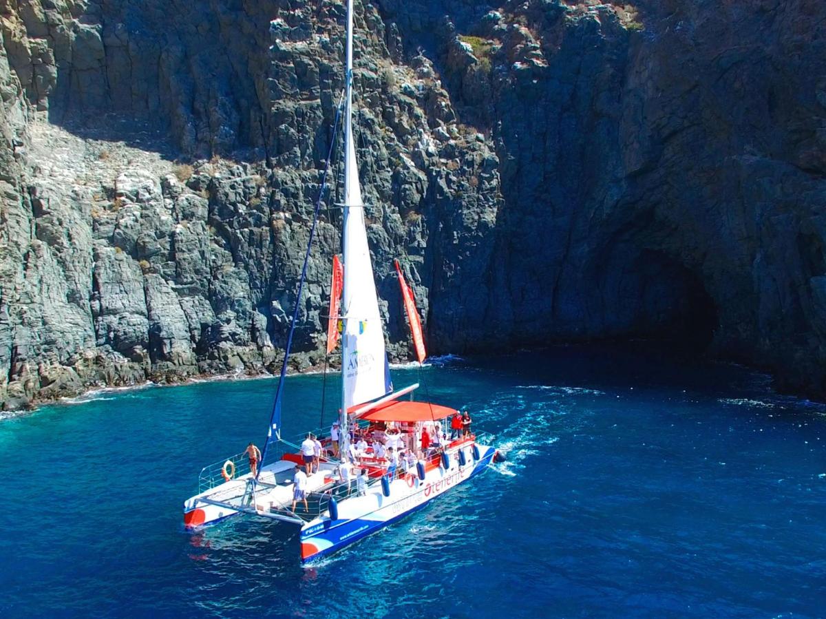 μια βάρκα με ανθρώπους πάνω της στο νερό