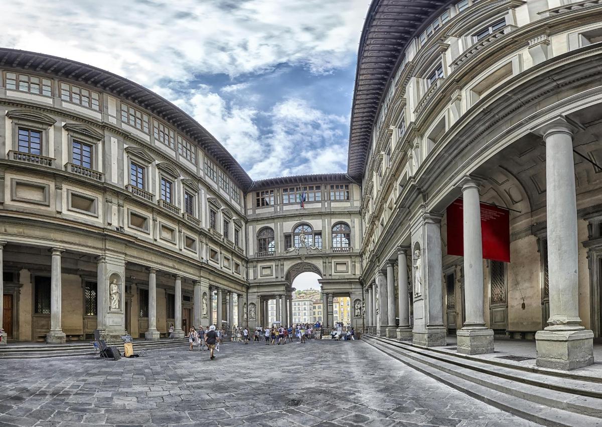 Un gran edificio con columnas y un gran pasillo.