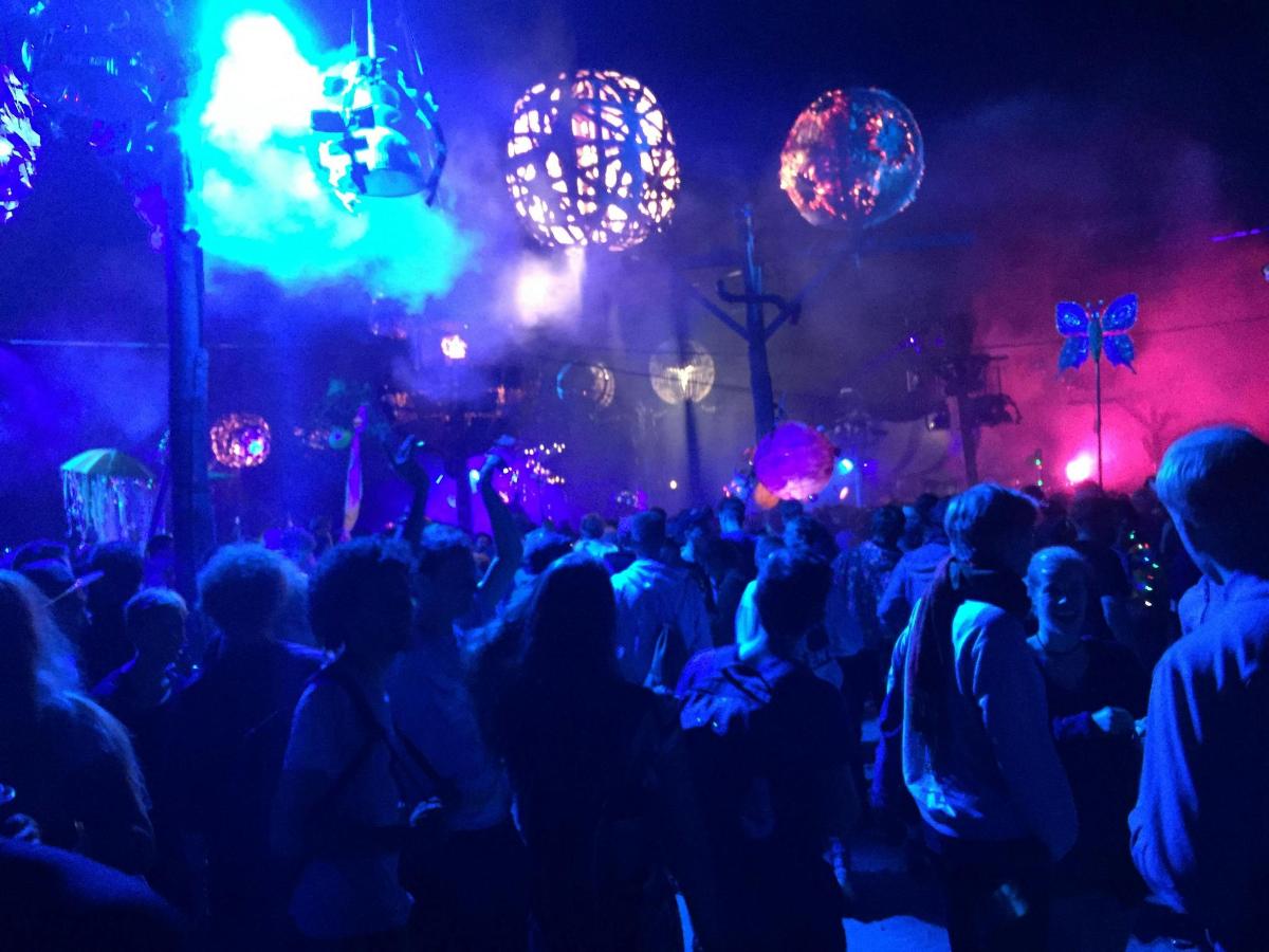 una multitud de gent en una festa amb llums