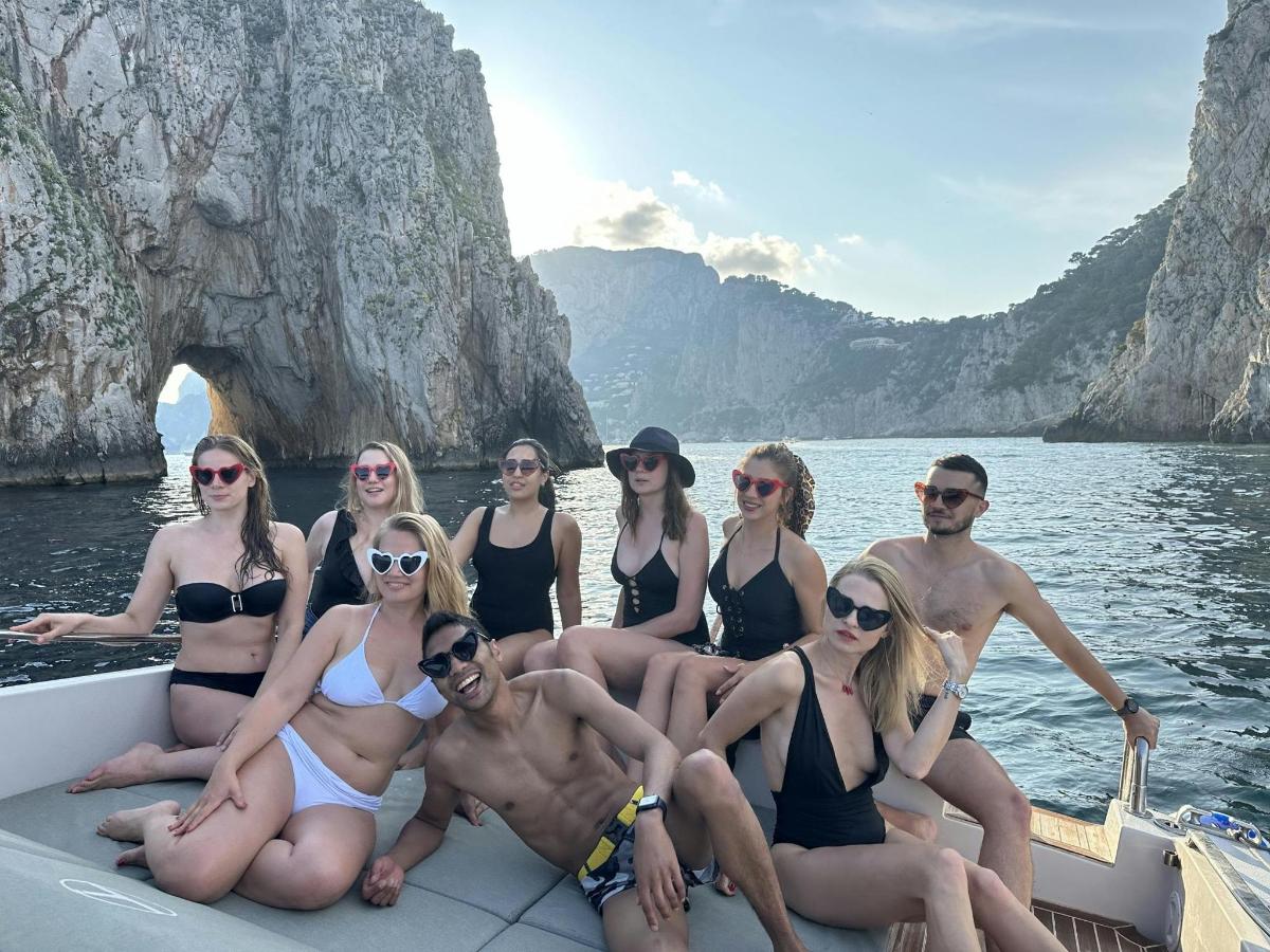 grupp inimesi ujumisriietes paadis
