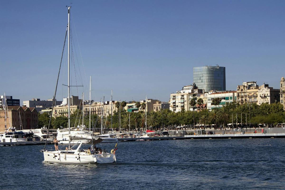 Un barco en el agua con una ciudad al fondo