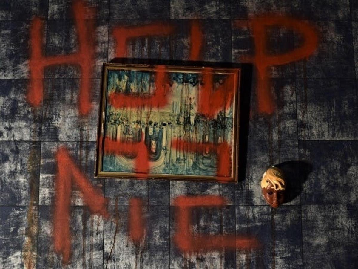 ein Bild eines Totenkopfes an einer Wand mit roten Graffiti