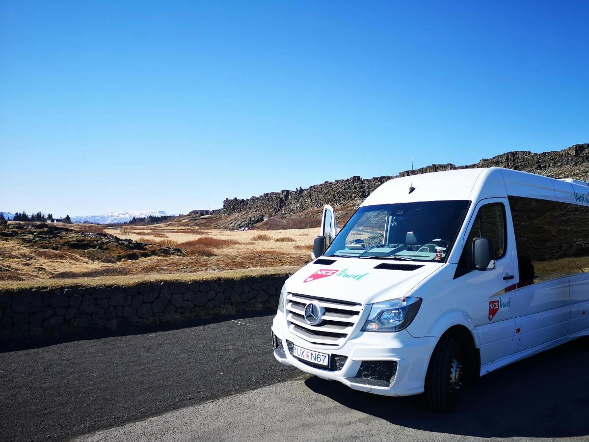 Una furgoneta blanca está aparcada en una carretera