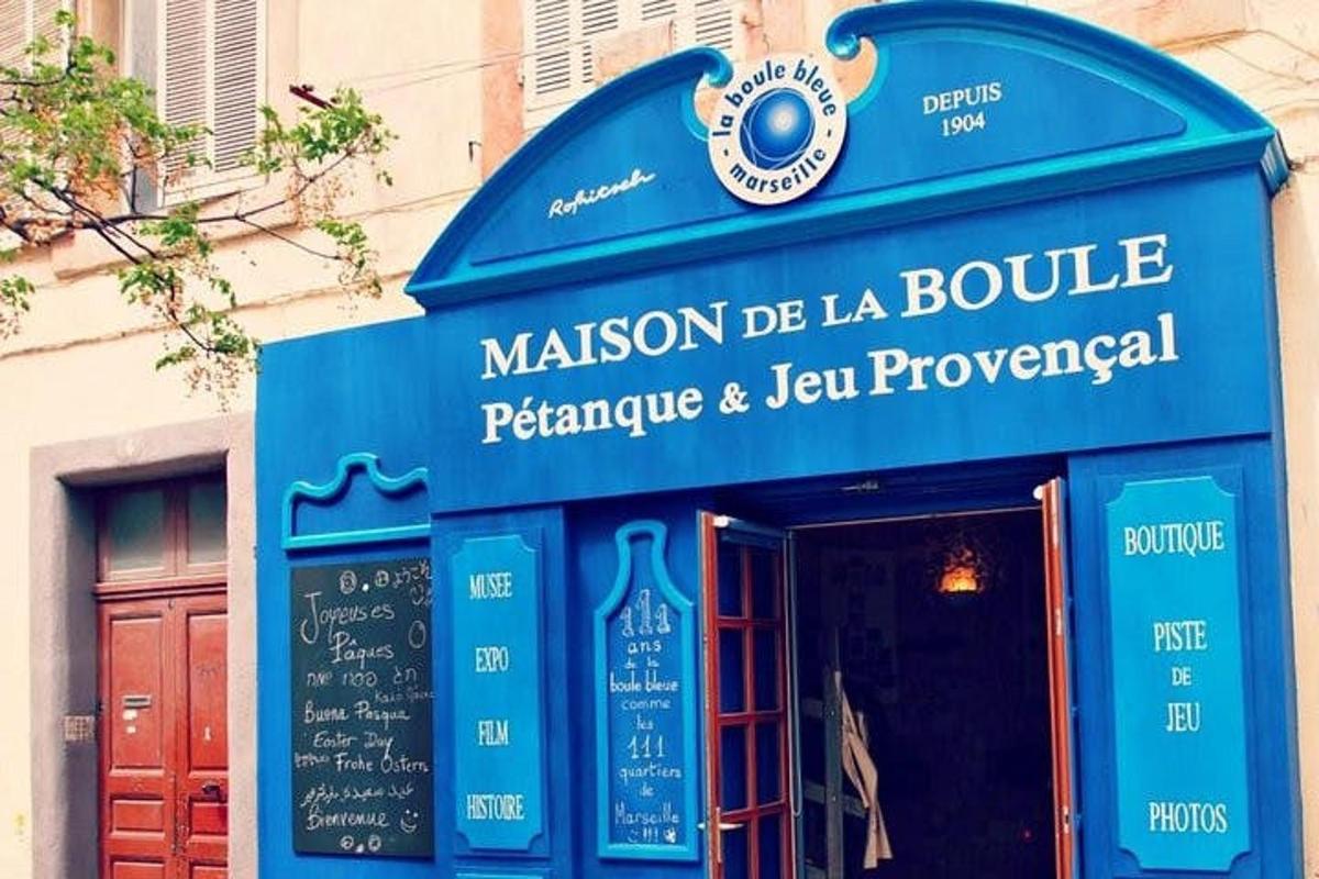 un edificio blu con un cartello per un ristorante