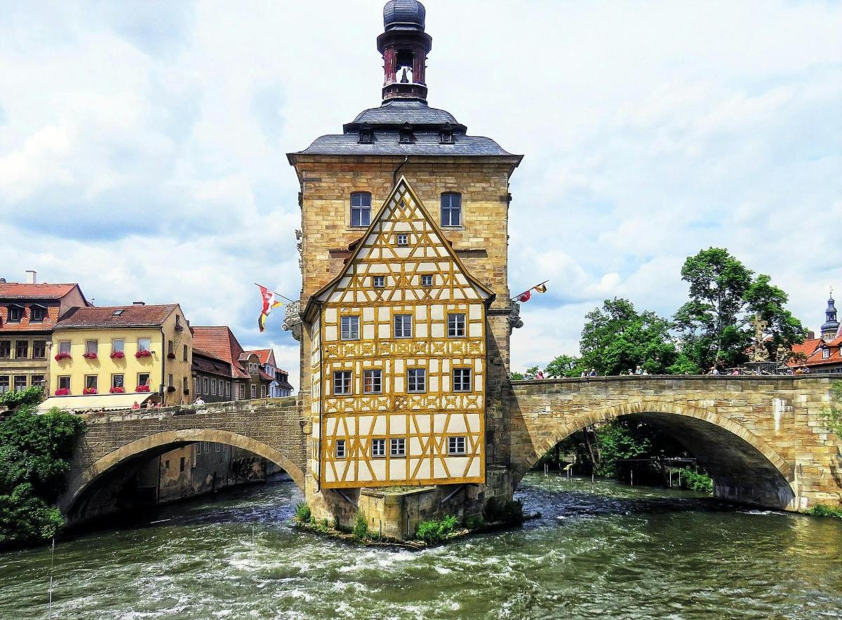 ein Gebäude im Wasser neben einer Brücke