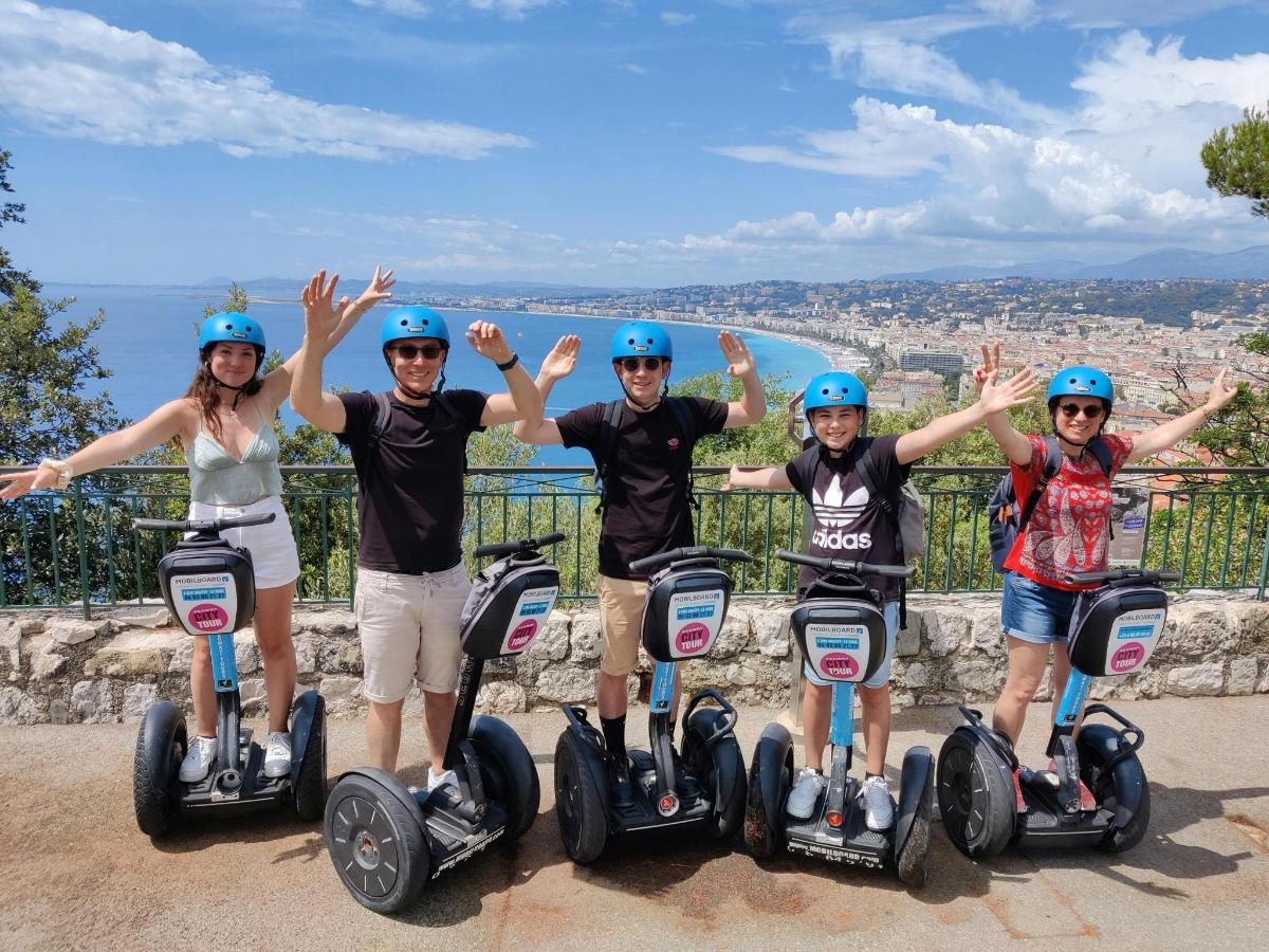 hópur fólks á segway á vegg
