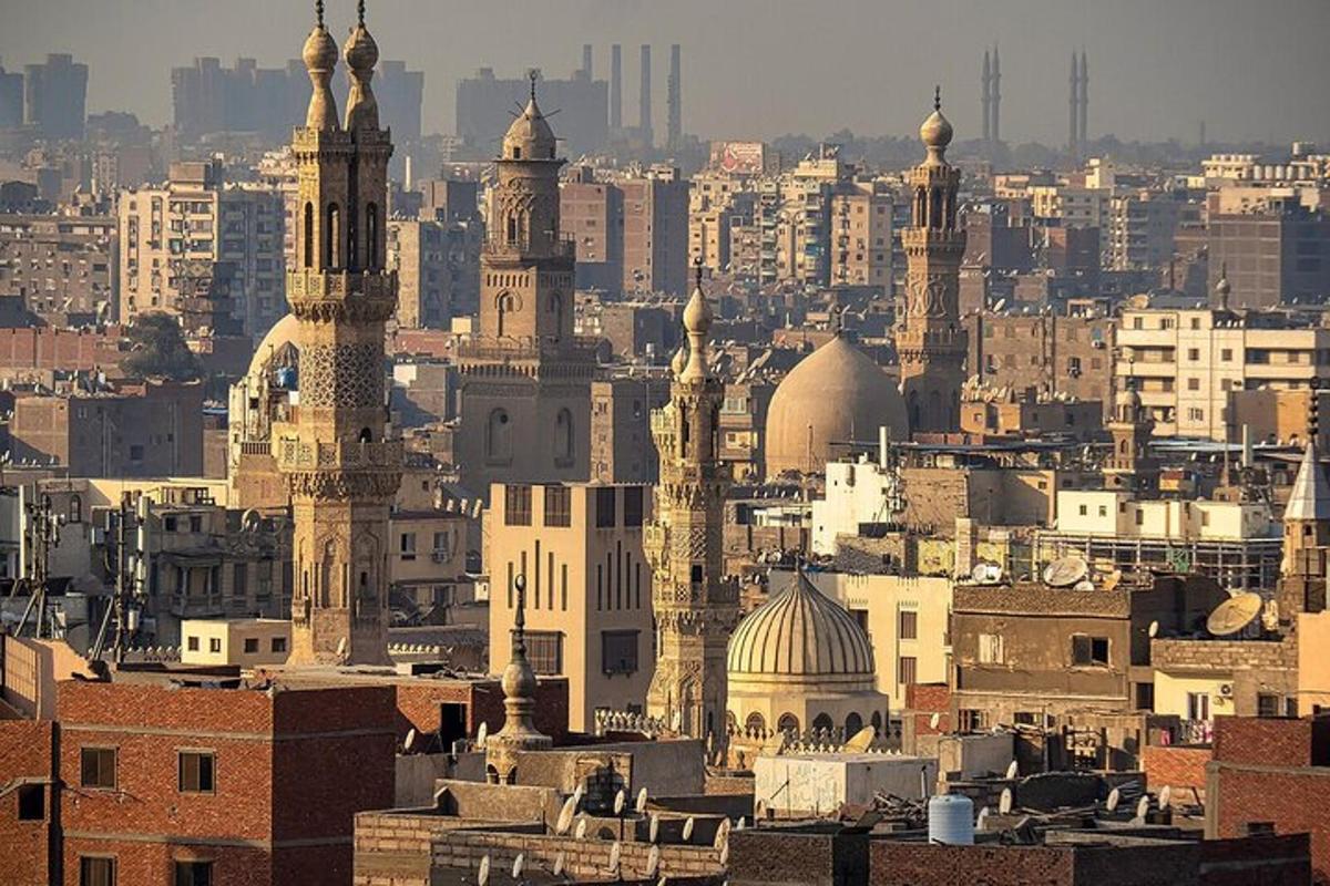 uma vista de uma cidade com mesquitas e edifícios