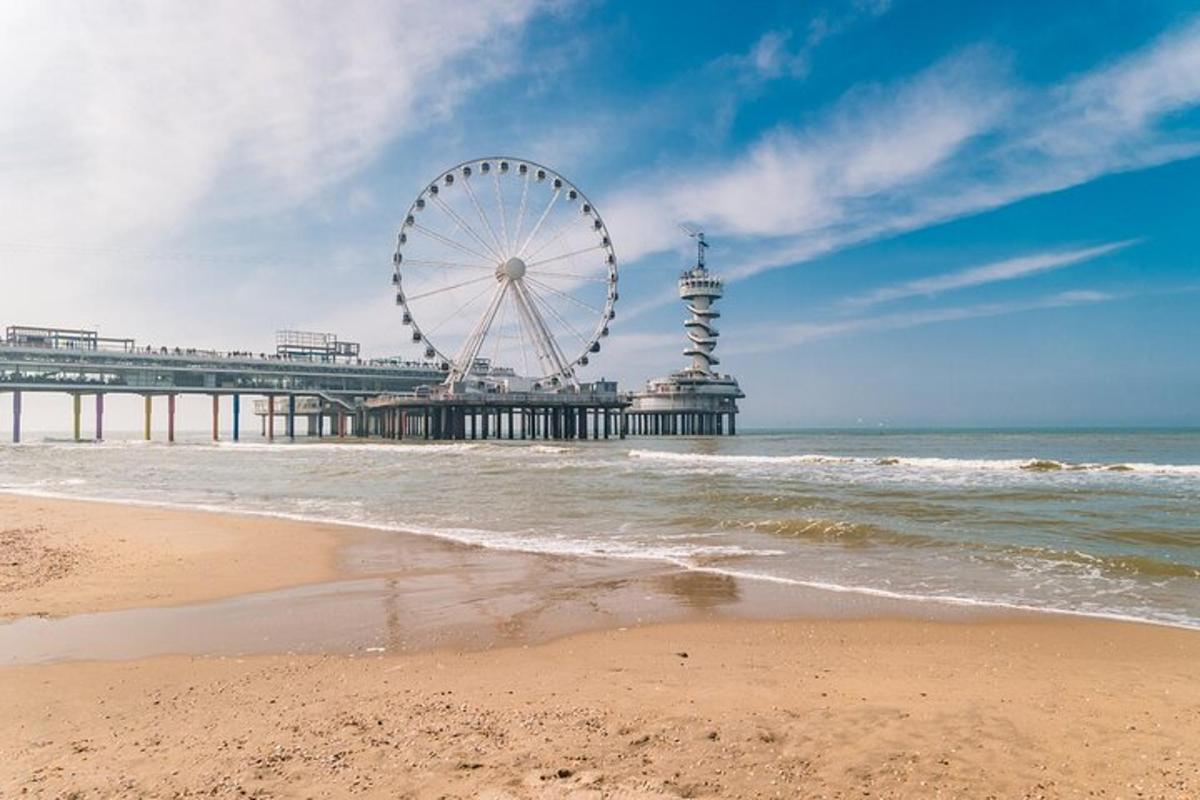 plaža s panoramskim kolesom in pomolom