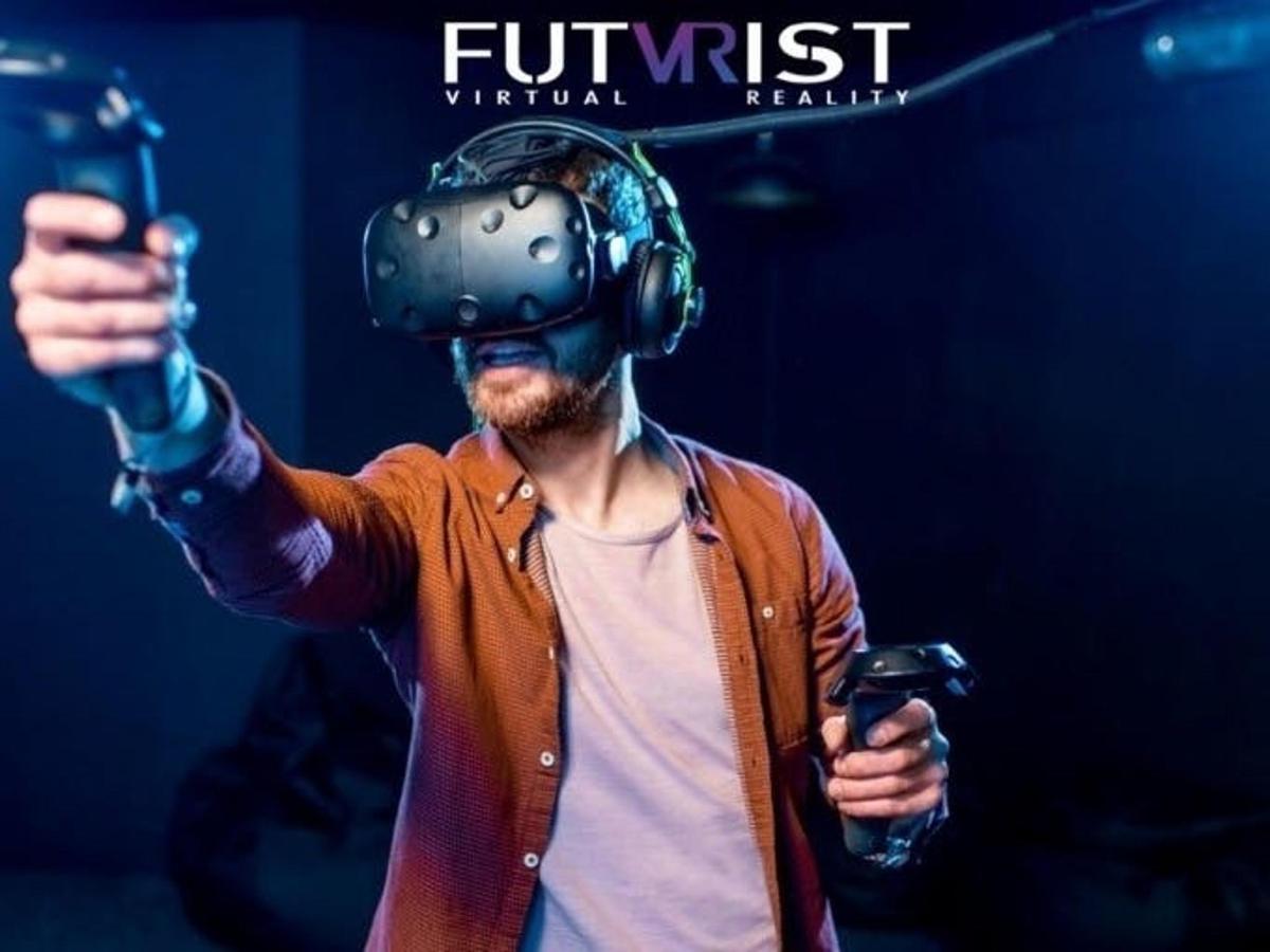 un uomo con un casco di realtà virtuale in testa