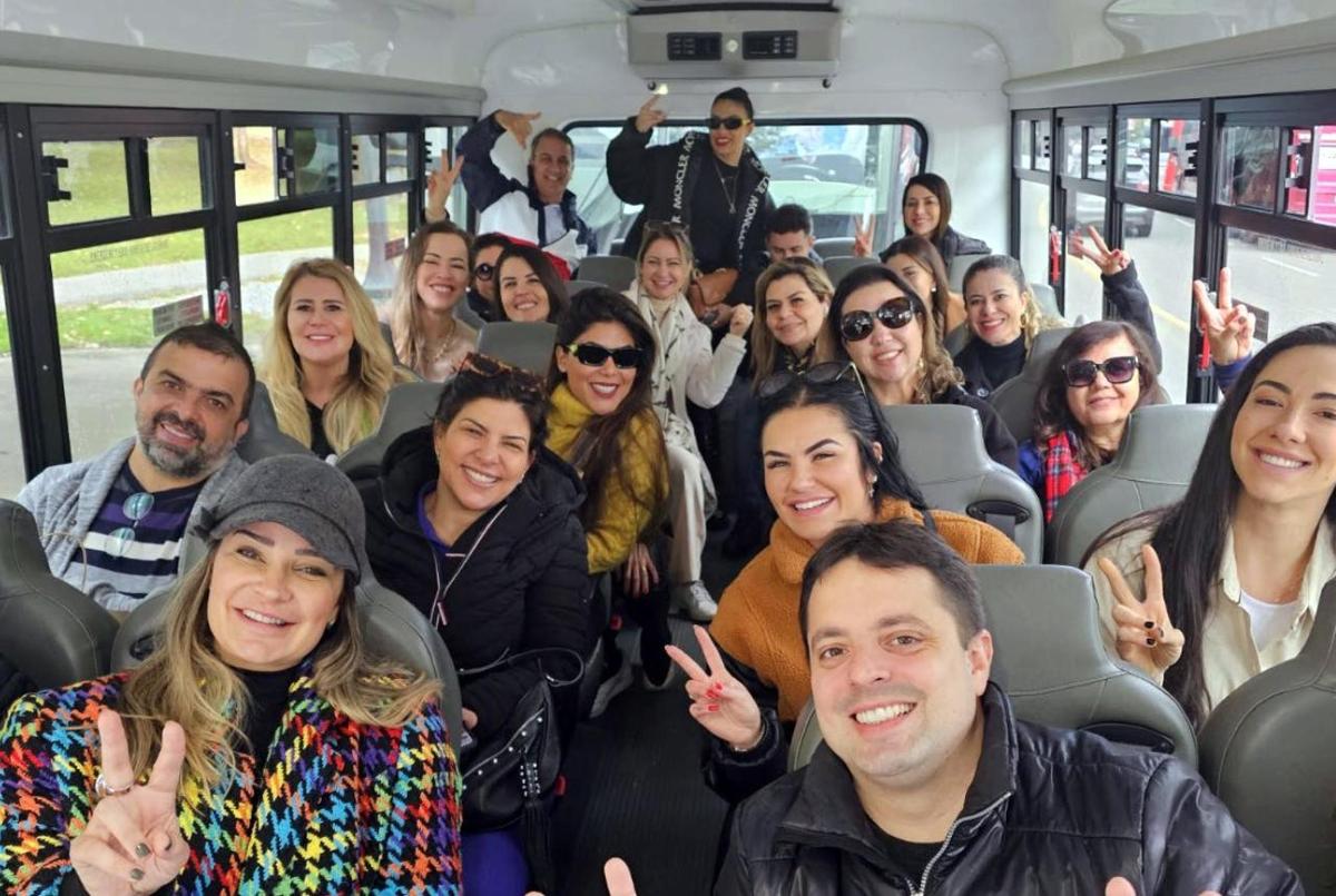 un grup de persones assegudes en un autobús