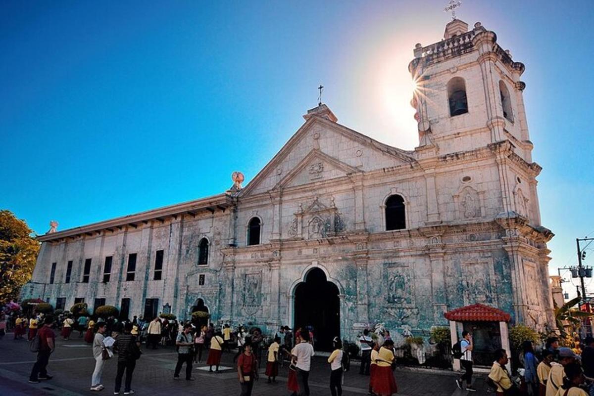 um grupo de pessoas em pé em frente a uma igreja
