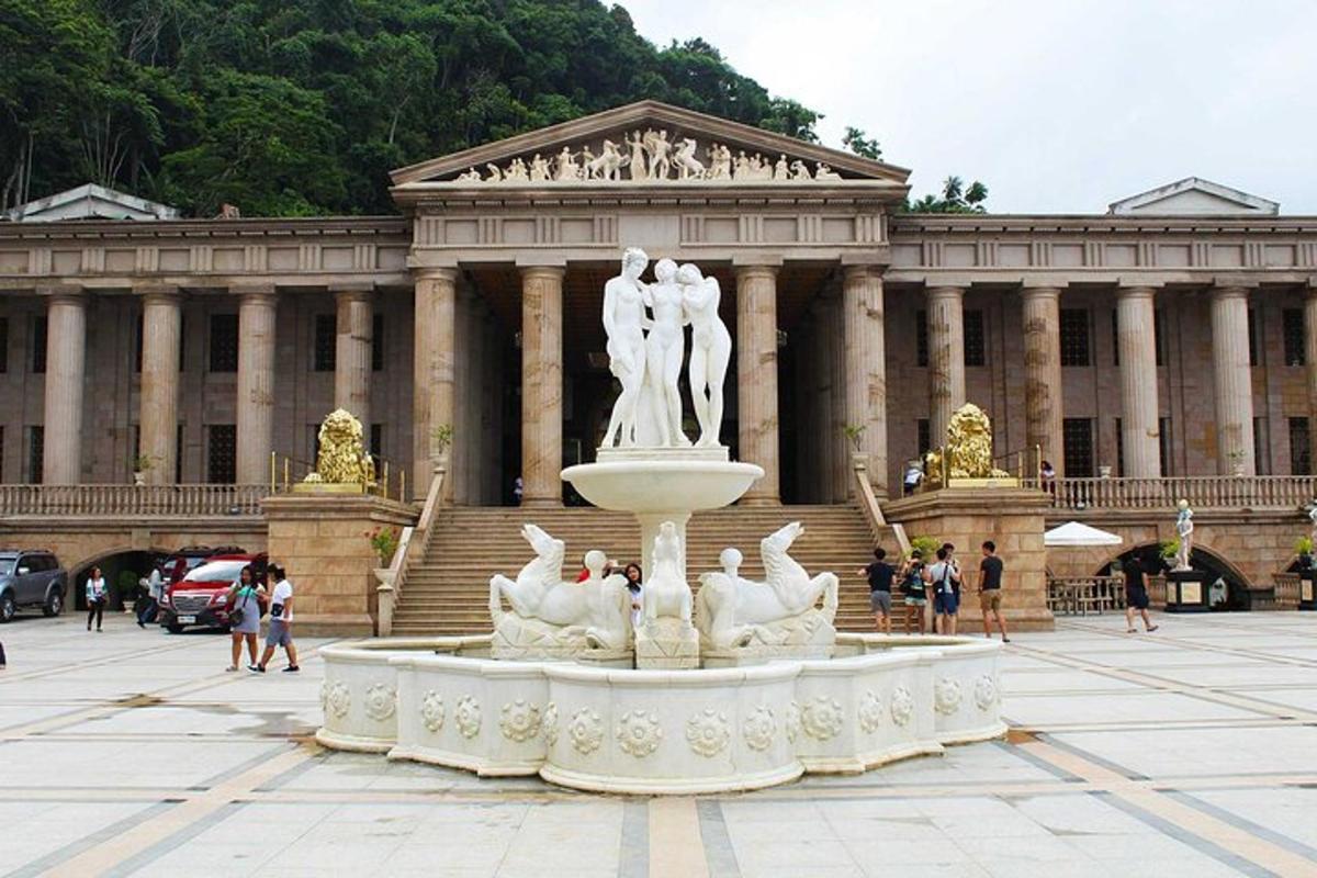 un grande edificio con una fontana di fronte
