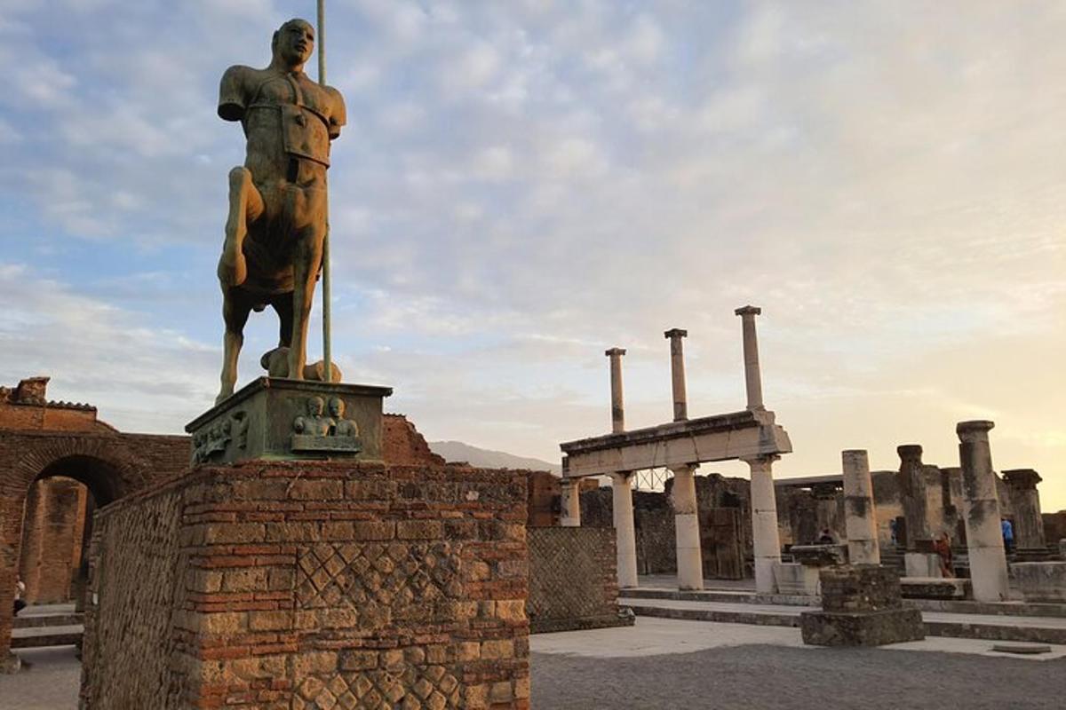 Una estatua de un hombre a caballo frente a un edificio.