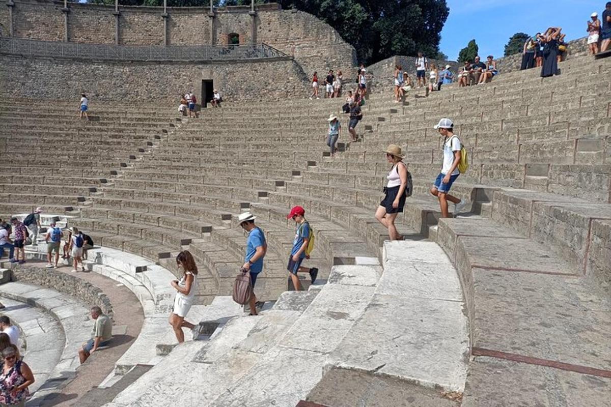 Un grupo de personas subiendo las escaleras de un anfiteatro.