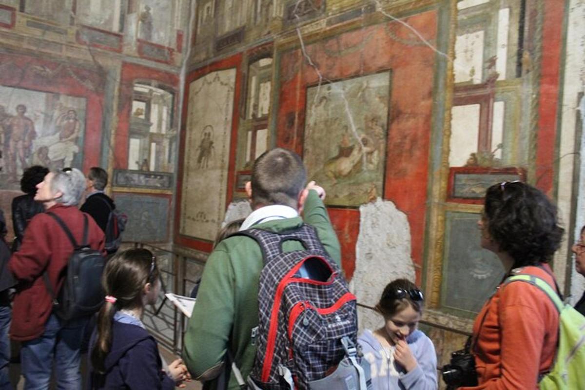 Un grupo de personas mirando una pintura en un museo.