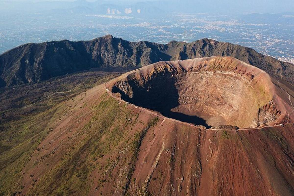o vedere aeriană a unui munte cu un crater