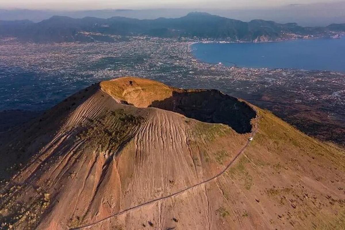 een luchtfoto van een berg in de buurt van de oceaan