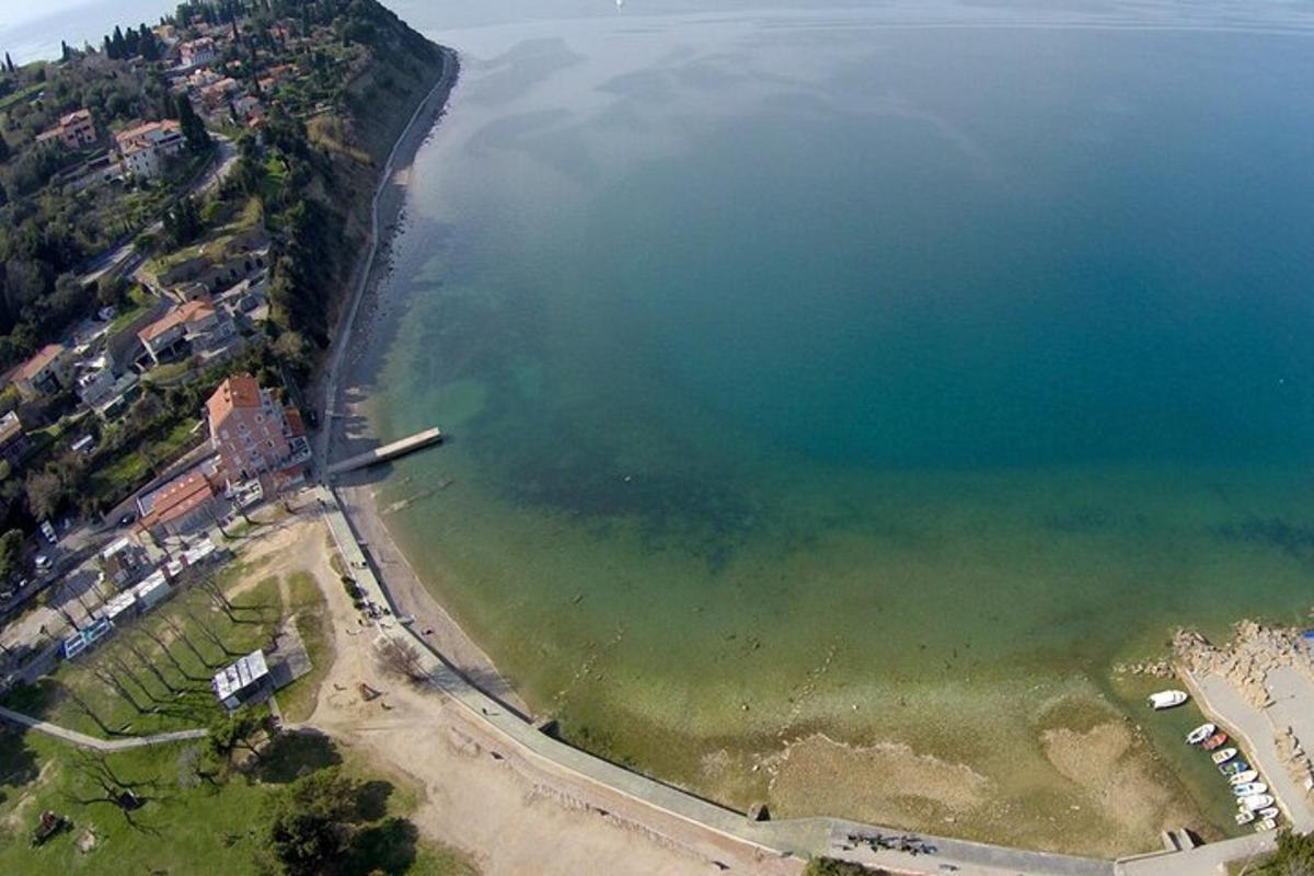 zračni pogled na veliko vodno telo