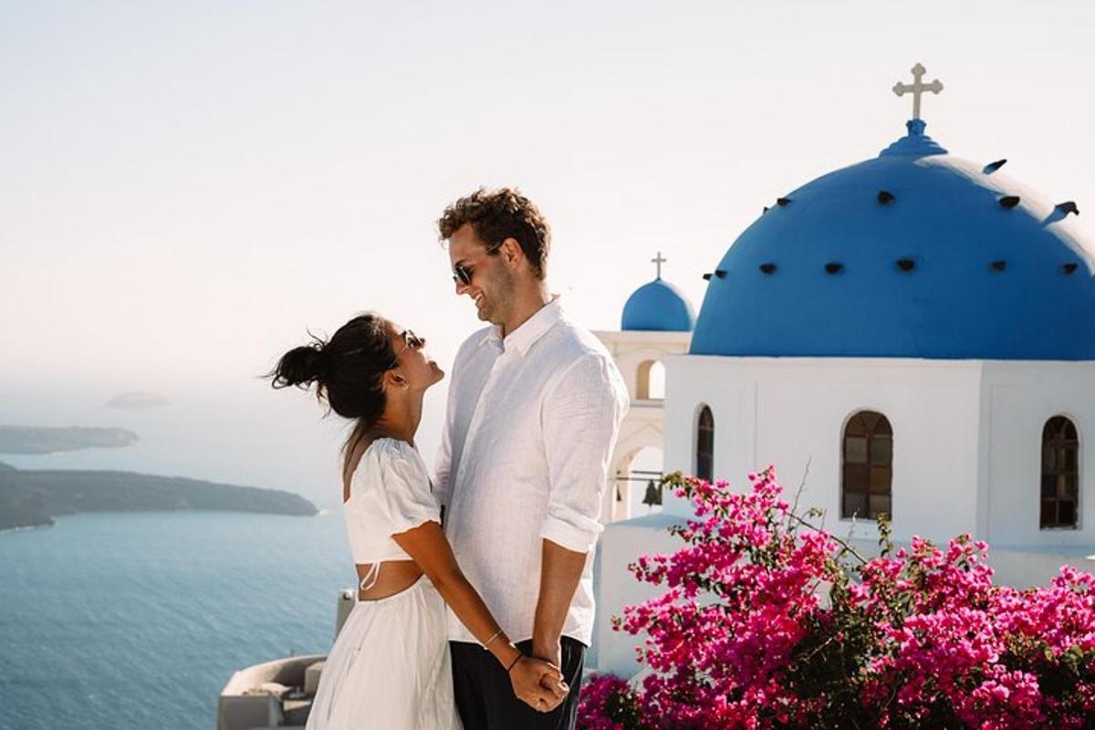 Una novia y un novio de pie junto a una iglesia