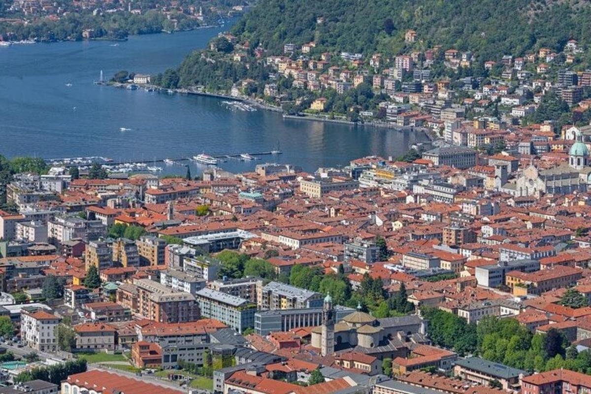 o vedere aeriană a unui oraș și a unui râu