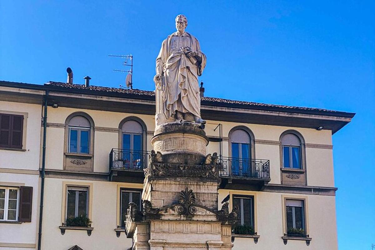o statuie a unui bărbat în fața unei clădiri