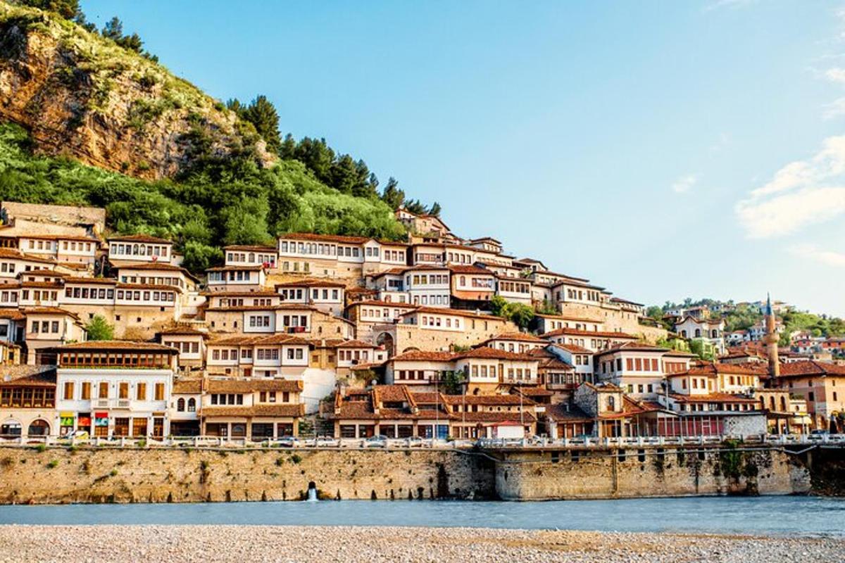 una città su una collina vicino all'acqua
