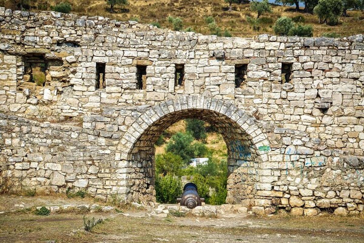 un muro di pietra con un'auto parcheggiata sotto