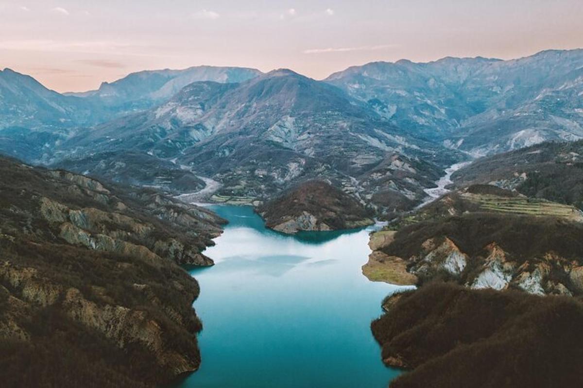 Letecký pohled na jezero v horách