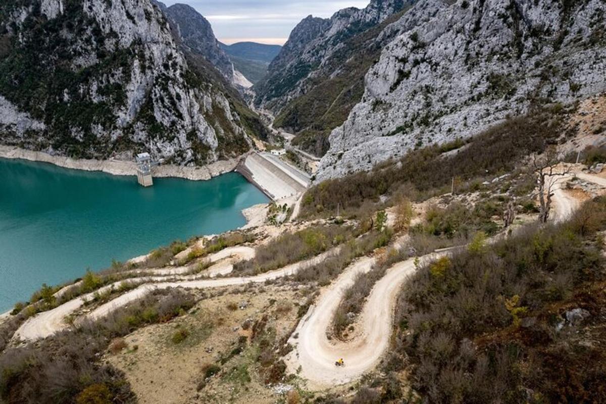 kalnų ežero užtvankos vaizdas iš oro