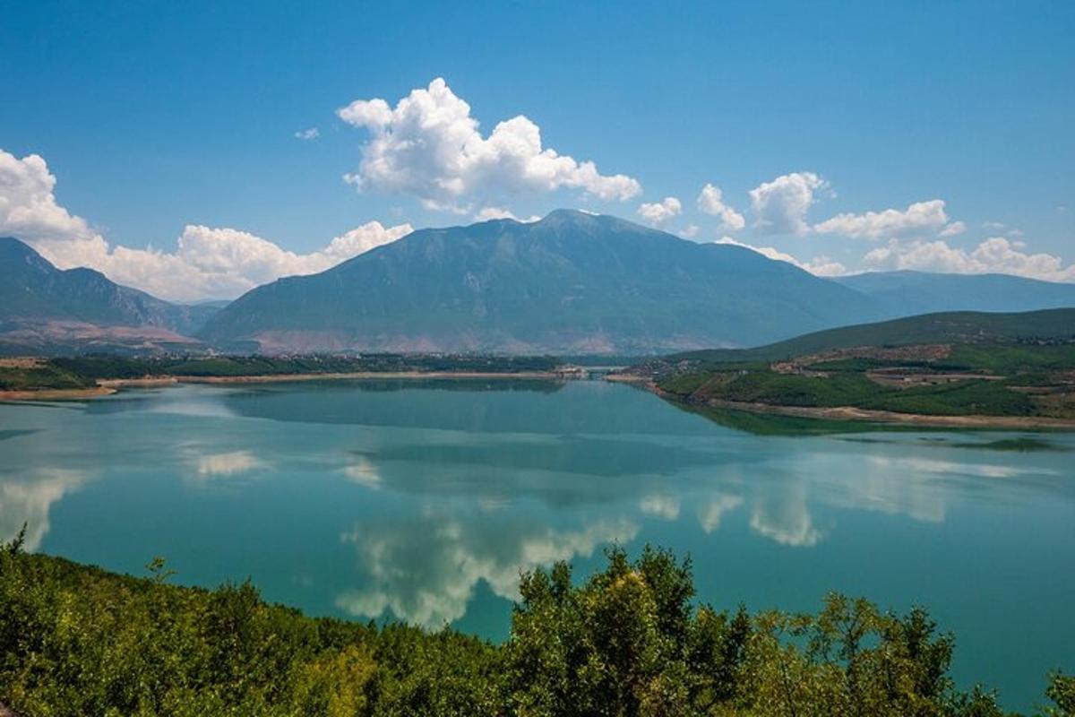 pohled na jezero s horami v pozadí