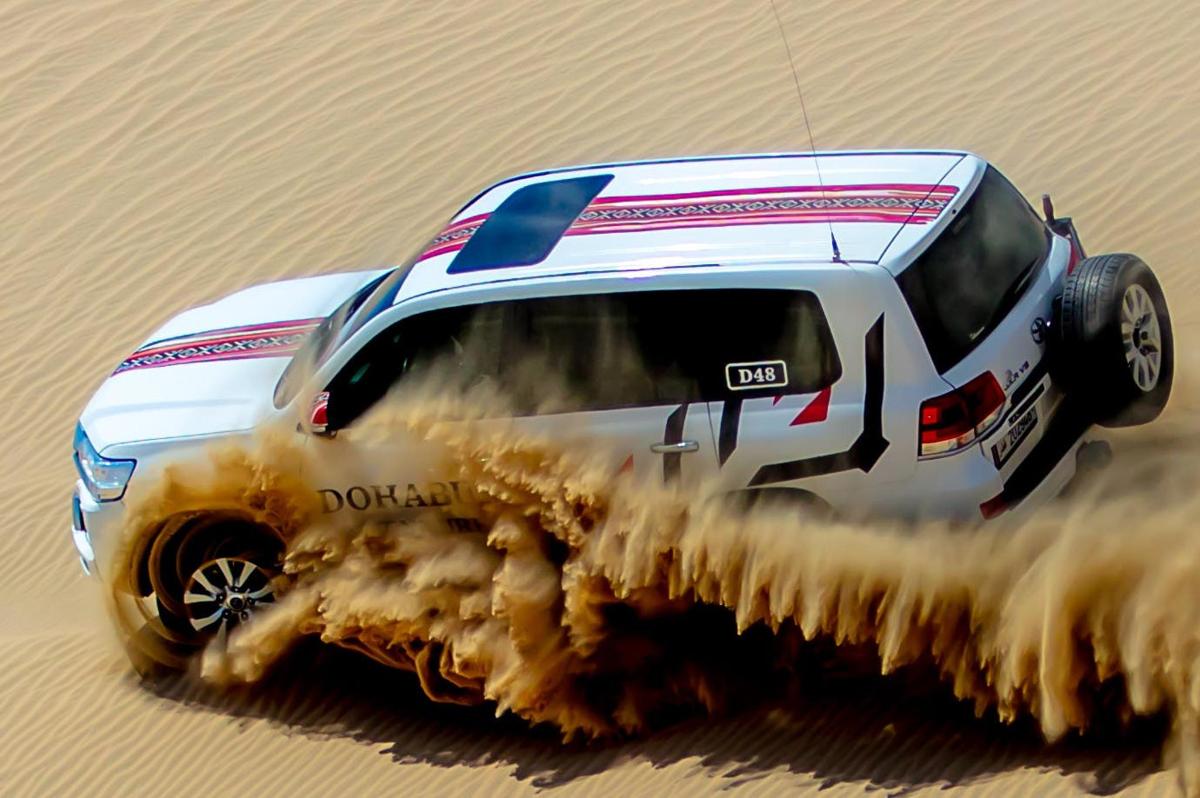 un'auto nella sabbia del deserto