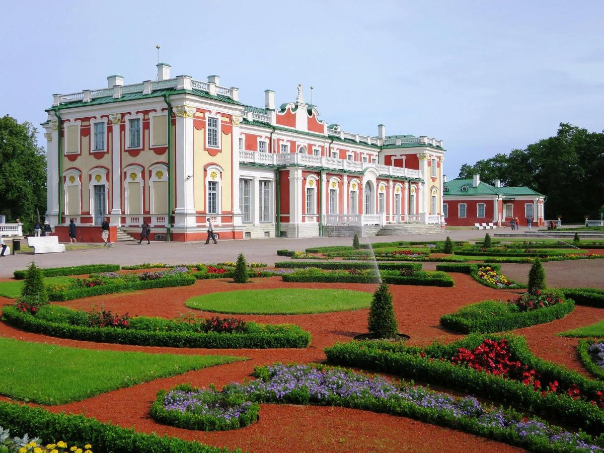 a large building with a garden in front of it
