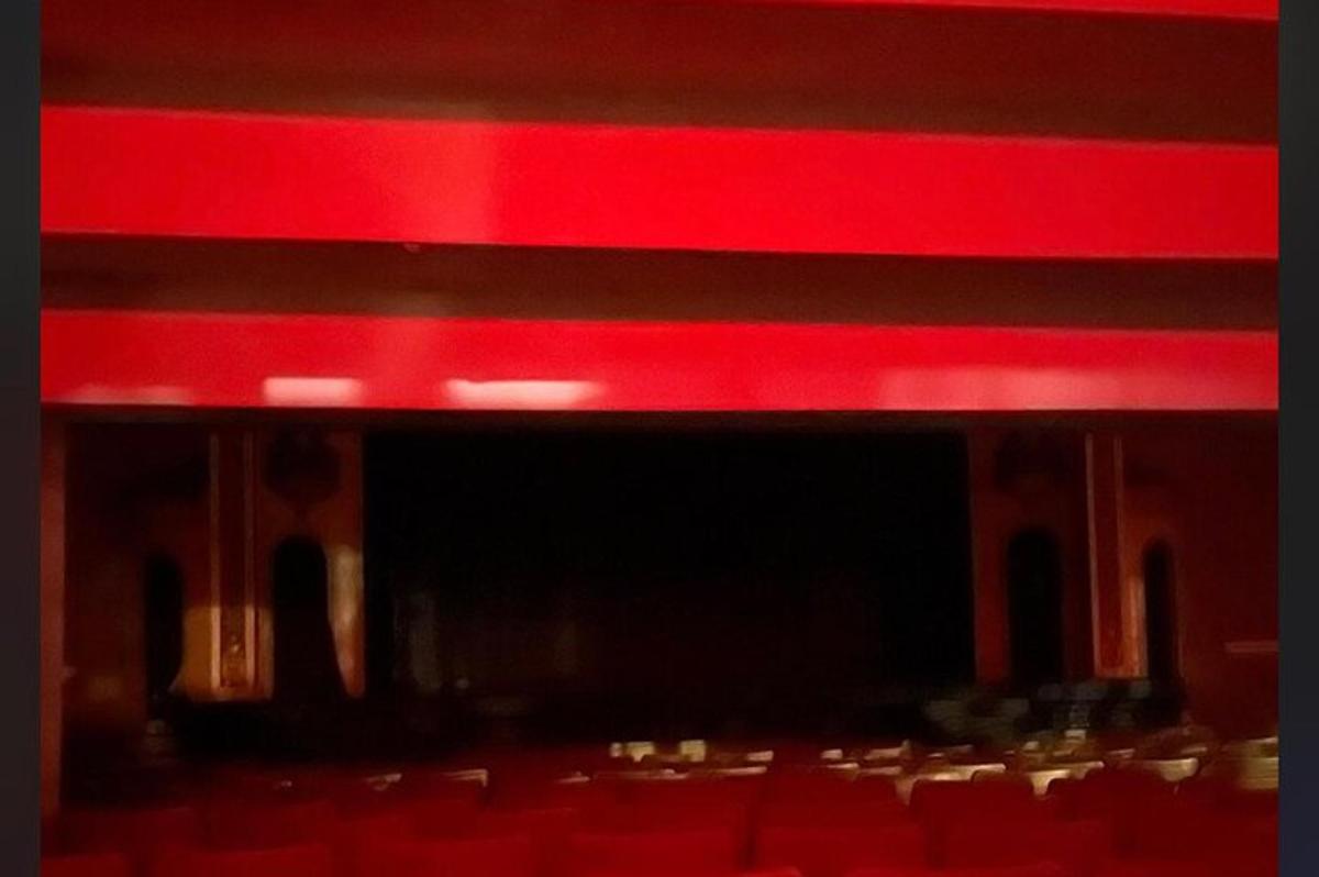 un palco rosso con un gruppo di sedie in un teatro