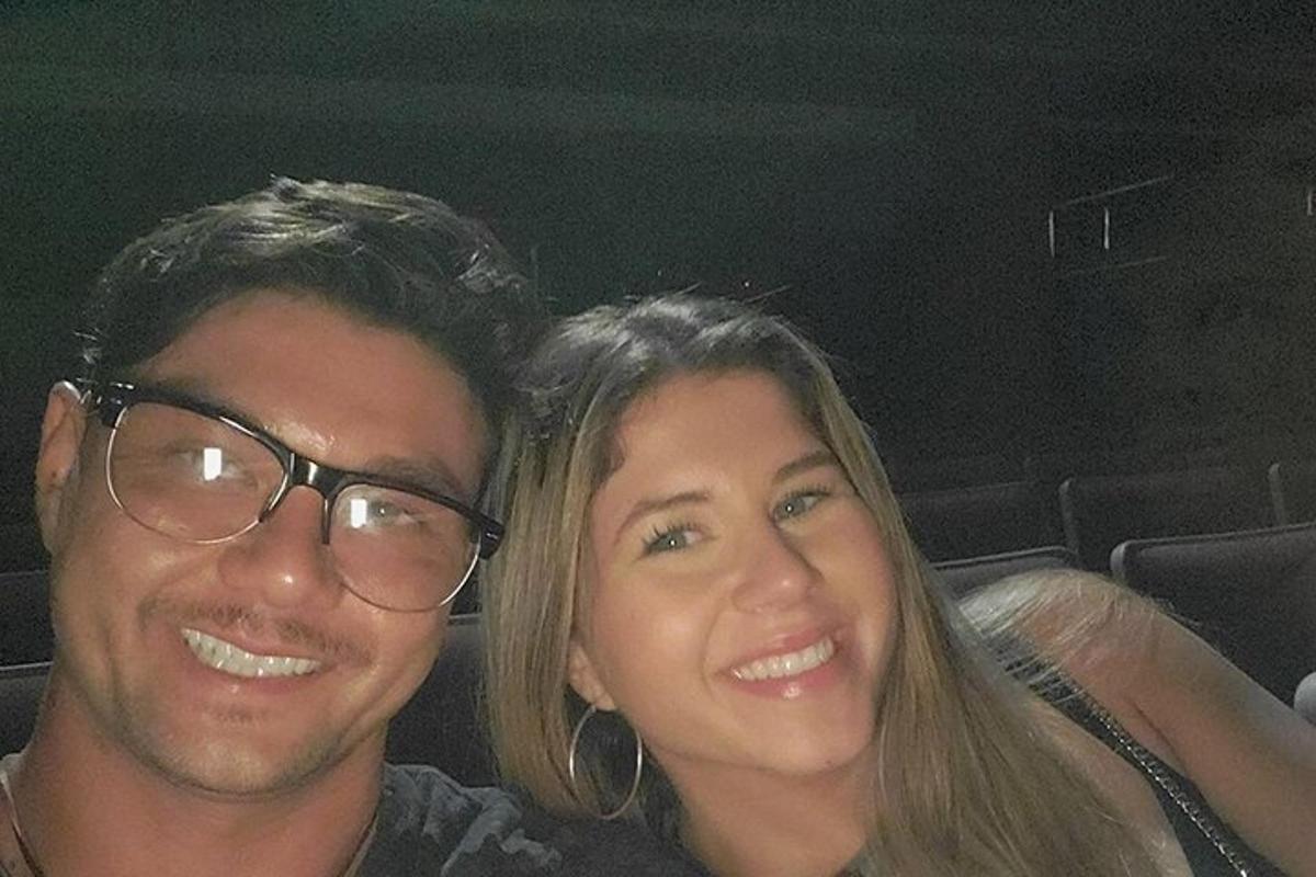 un uomo e una donna posano per una foto