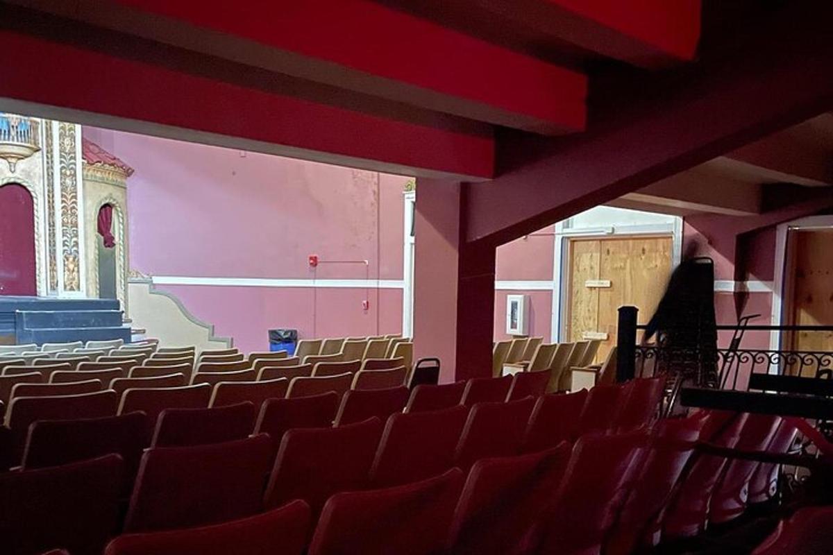 un auditorium vuoto con sedie rosse in un edificio