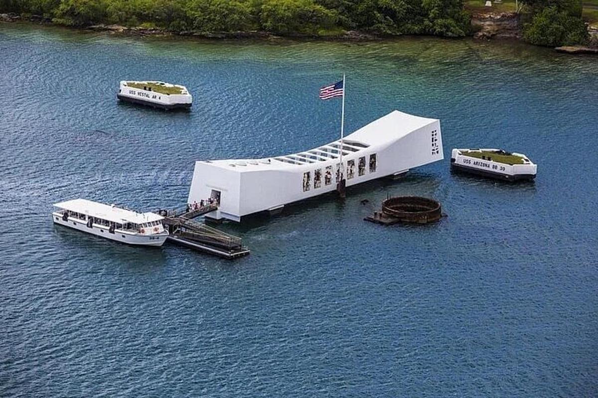 una vista aerea di un edificio in acqua