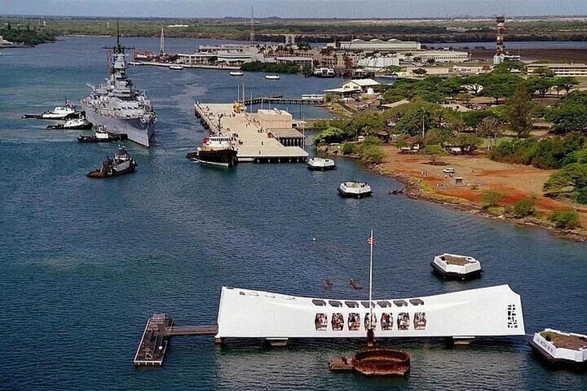 Una vista aérea de un puerto con barcos y un barco.