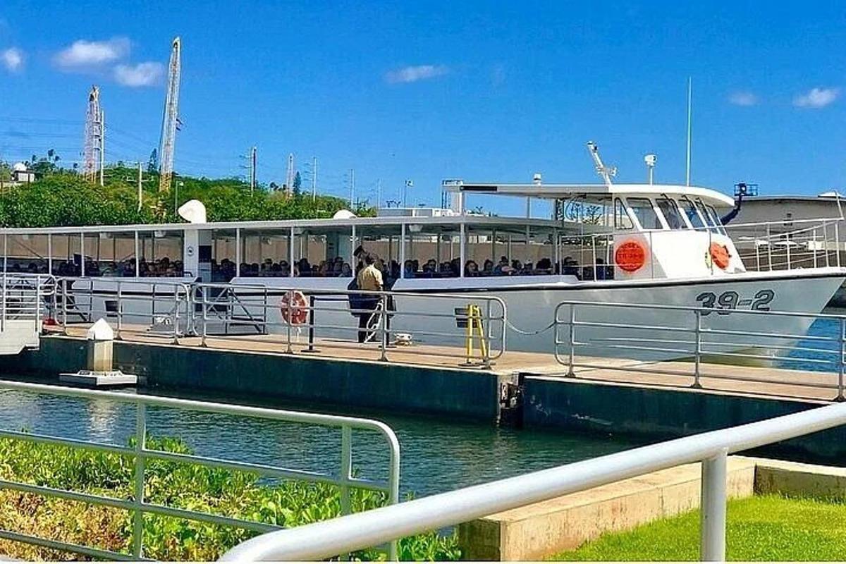 una barca attraccata a un molo con persone a bordo
