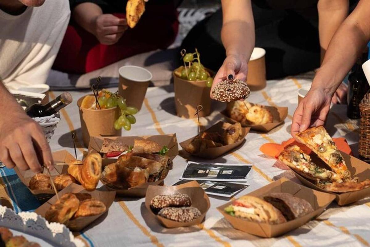un tavolo apparecchiato con tanti tipi diversi di cibo