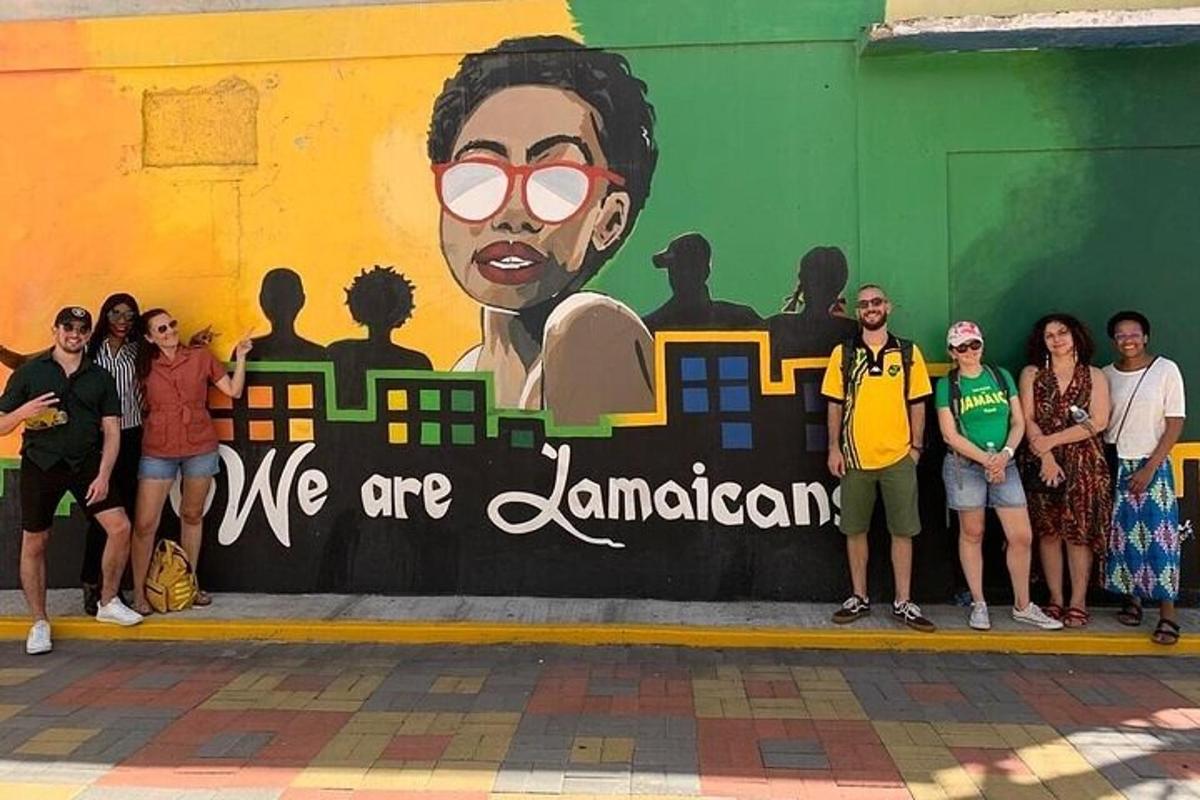 sekumpulan orang berdiri di hadapan mural